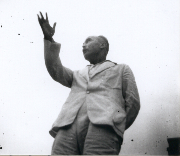  1945. 8. 휘문학교 교정에서 새나라 건설 포부를 밝히는 몽양 여운형 선생
