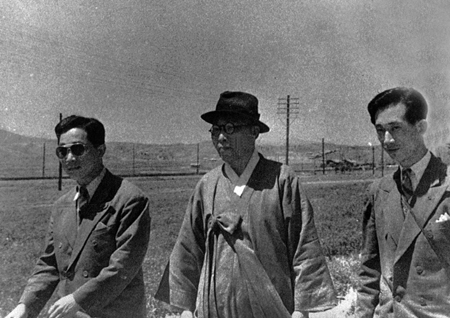  1948. 4. 평양 남북연석회의에 참석한 김구 일행이 돌아오고 있다(가운데 김구 선생, 왼쪽 아들 신, 오른쪽 선우진 비서).
