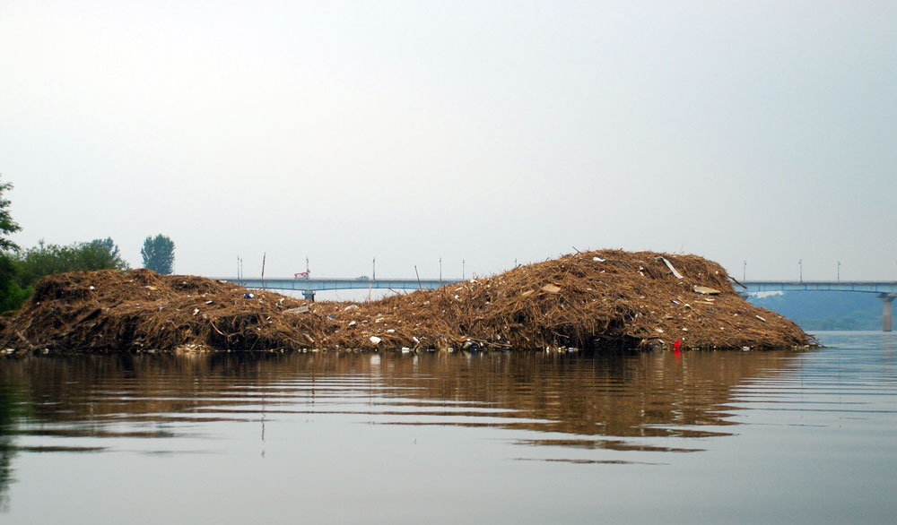  백제보 상류 3km 지점 물속에도 산처럼 쓰레기가 쌓여있다.