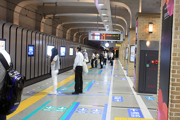  전철 플랫폼에는 '특급'과 '보통' 열차를 기다리는 장소를 구분하고 기둥쪽으로는 '통로'라는 표시를 해 승객들이 부딪히지 않도록 배려하고 있다. 
