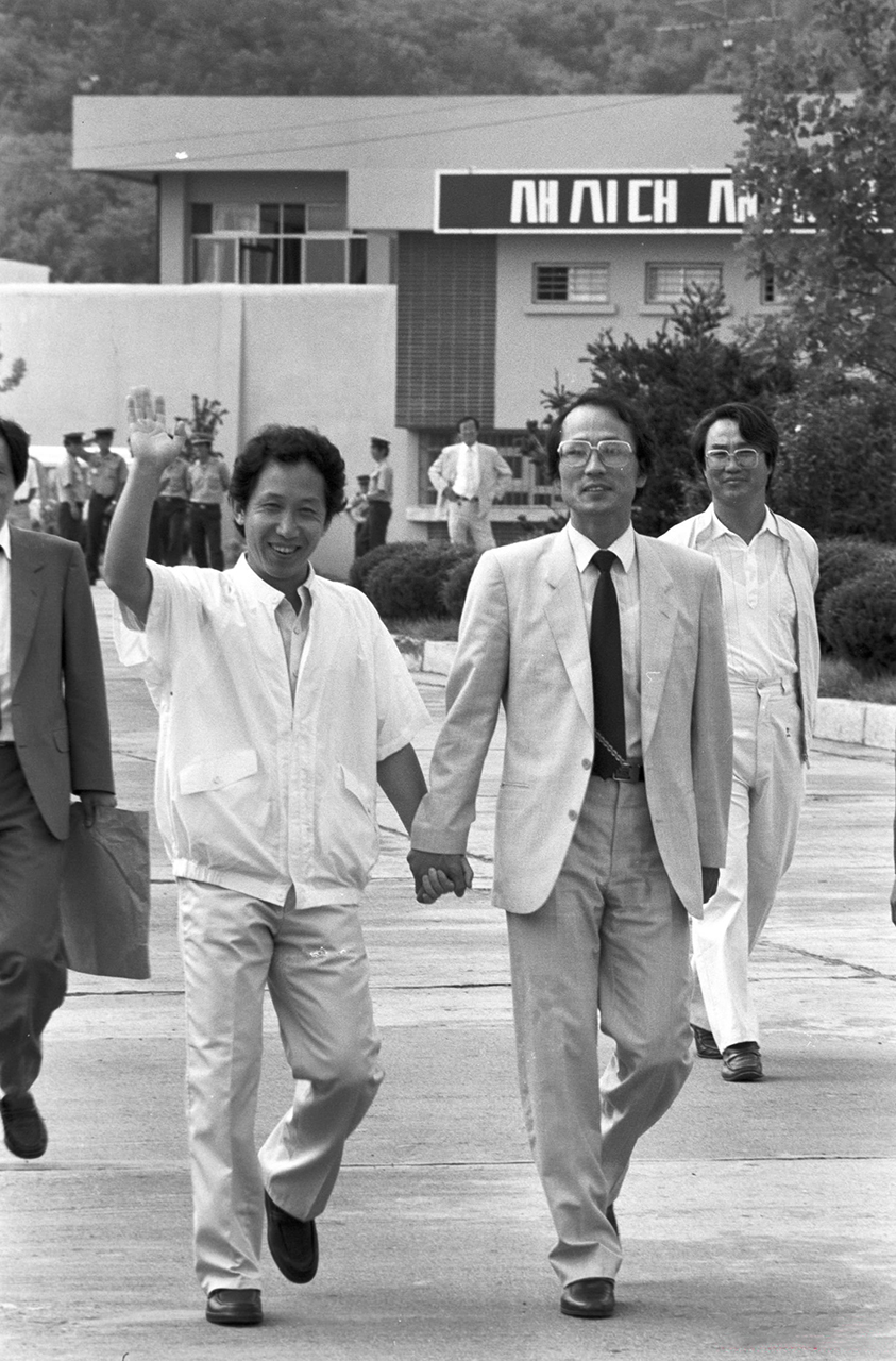  김근태 의장과 장영달 부의장. 1988년 김근태 의장이 김천교도소에서 출소할 때의 모습