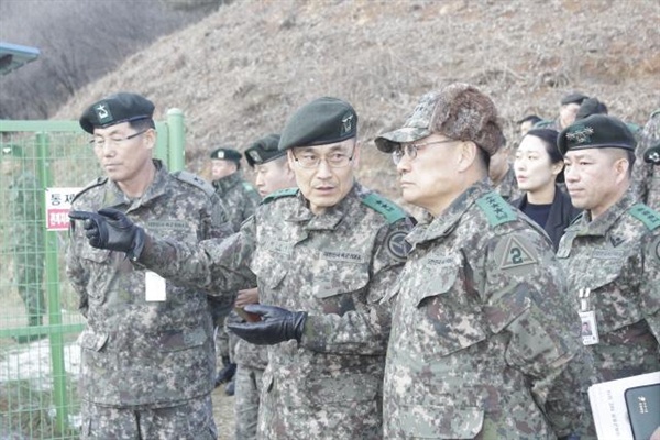  박찬주 육군2작전사령관이 지난 1월 25일 육군37사단을 방문해 박신원 37사단장으로부터 사격술 예비훈련장에 관한 설명을 듣고 있다. 