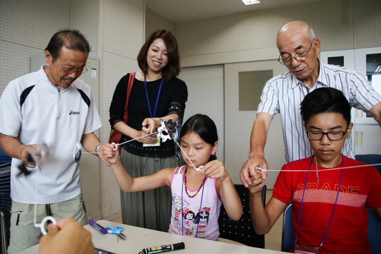 일본전통놀이배우기 일본이 전통놀이 선생님이 러시아 동포 학생들에게 일본전통놀이를 가르치고 있다.