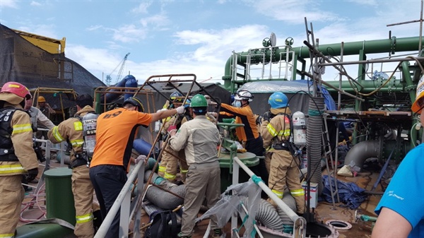  창원 STX조선해양에서 20일 발생한 폭발사고와 관련해 창원소방본부 대원들이 시신 인양 작업을 벌이고 있다.