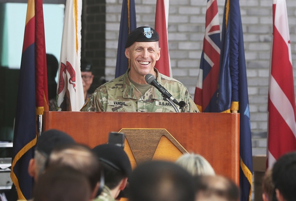  지난 7월 11일 오전 경기도 평택시 캠프 험프리스에서 열린 미8군 사령부 신청사 개관식에서 토머스 밴달 미8군사령관이 환영사를 하고 있다. 