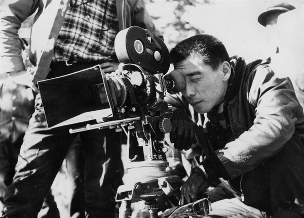 이만희 감독 이만희 감독은 1931년 10월 6일에 태어나 1975년 4월 13일에 사망했다. 데뷔작인 1961년 <주마등> 을 비롯하여 15년 동안 50편의 다양한 장르 영화를 만들었다. 


 

