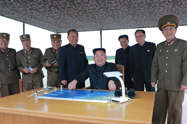  북한 김정은 노동당 위원장이 중장거리전략탄도미사일 화성-12형 발사 훈련을 참관했다고 조선중앙통신이 30일 보도했다.