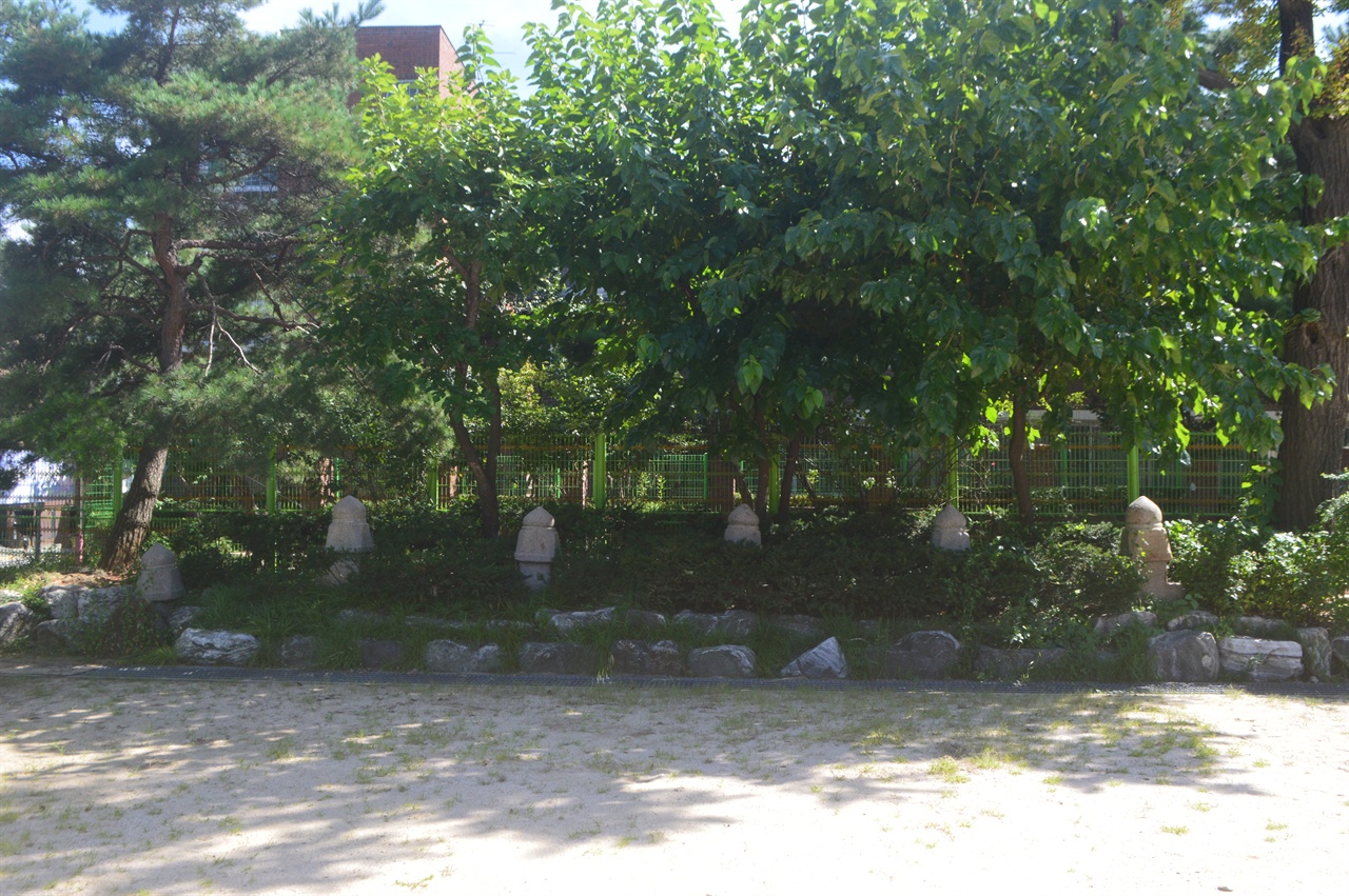 청운초등학교 운동장 화단에 남아 있는 난간석 부재 6개의 모습이다.