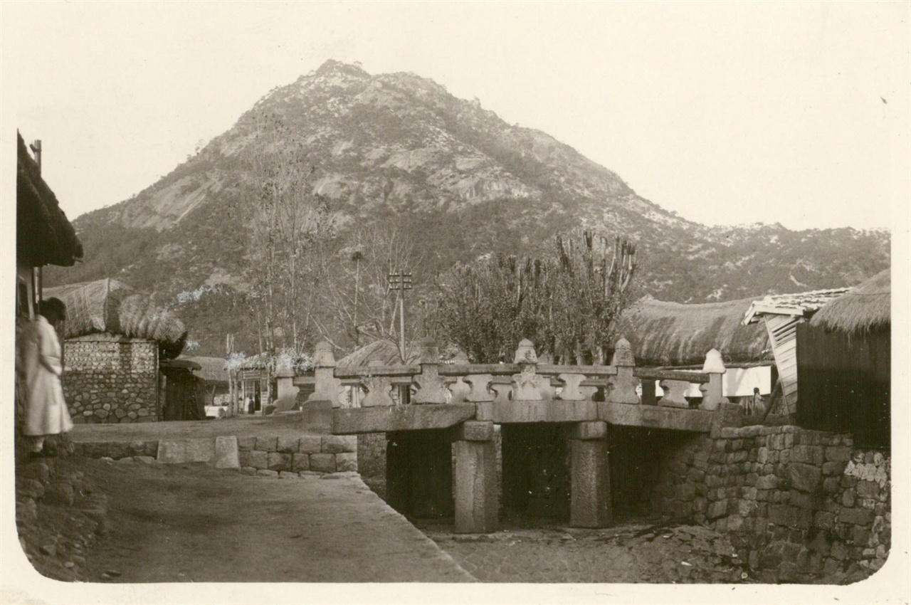 1909년-1927년 사이 독일 선교단이 촬영한 신교의 모습. 
뒷쪽으로 북악산 전경이 손에 잡힐듯 다가온다. 독일 성베네딕토 상트 오리엔탈 수도원 소장.