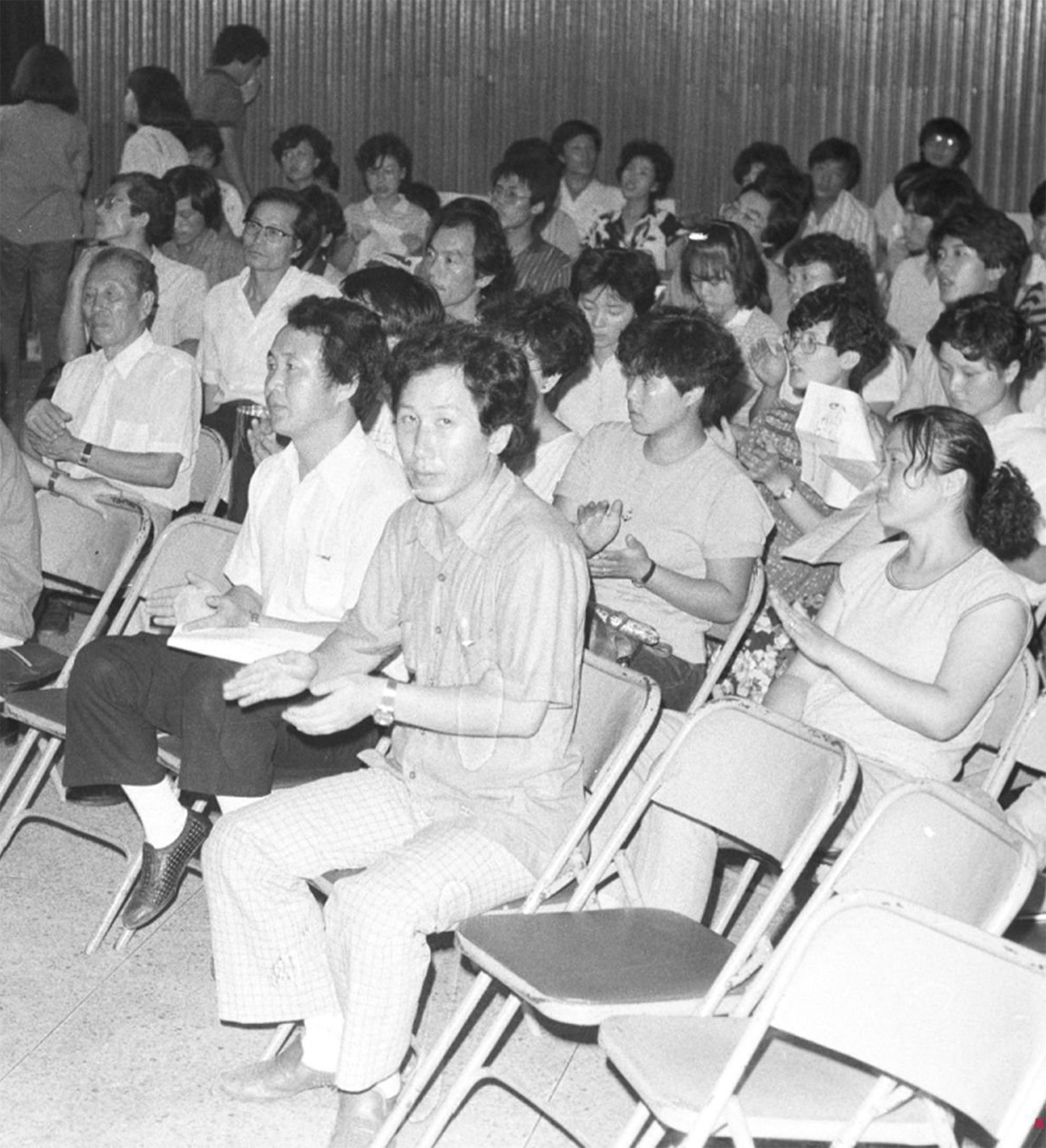  1984년 8월, 흥사단에서 열린 ‘전두환 방일 반대’를 겸한 민청련 8·15 집회에서 나란히 자리한 최민화와 김근태. 김근태 바로 뒷자리는 부인  인재근.