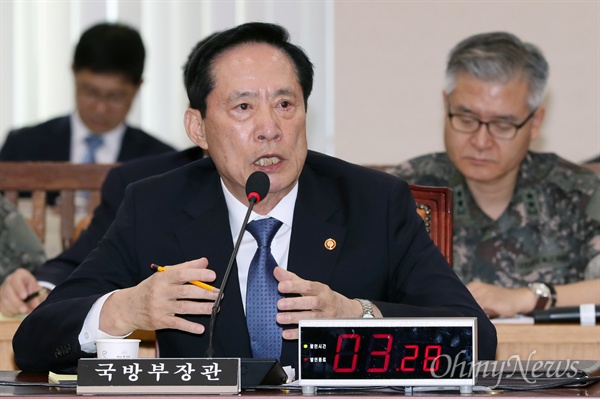 송영무 국방부 장관이 지난 4일 오후 국회에서 열린 국방위원회 전체회의에 출석해 북한 제6차 핵실험과 관련한 의원들의 질의에 답변하고 있다.