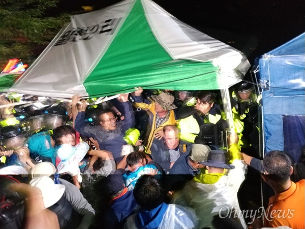  7일 오전 0시 30분경 경북 성주군 초전면 소성리 마을회관 앞에서 진압하려는 경찰과 지역주민·시민단체 회원들이 격렬하게 충돌하고 있다.