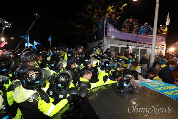  7일 오전 0시 40분경, 경북 성주에 사드배치를 앞두고 진압작전에 나선 경찰과 저항하는 시민들의 모습.