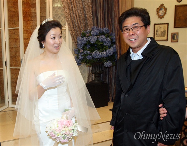  지난달 25일 검찰에 체포되어 조사를 받았던 'PD수첩'의 이춘근 PD가 19일 오후 서울 강남구 청담웨딩프라자에서 열린 김보슬 PD와 조준묵 PD와의 결혼식에 참석해 축하를 하고 있다.
