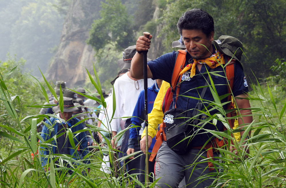  산악인이자 안전을 책임지고 있는 김성선 탐사대 대장이 풀숲을 헤치며 앞장서고 있다.