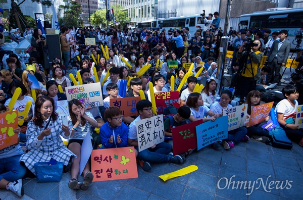 일본군 위안부 피해자인 길원옥, 김복동 할머니등이 참석해 13일 오후 서울 종로구 주한일본대사관 앞에서 '1300차 정기 수요시위'가 열리고 있다.