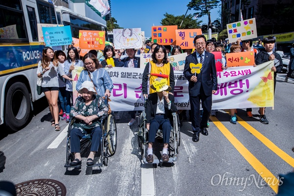  일본군 위안부 피해자인 길원옥, 김복동 할머니등이 참석해 13일 오후 서울 종로구 주한일본대사관 앞에서 '1300차 정기 수요시위'를 마치고 청와대를 향해 행진을 하고 있다.