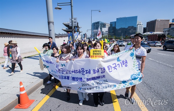  일본군 위안부 피해자인 길원옥, 김복동 할머니등이 참석해 13일 오후 서울 종로구 주한일본대사관 앞에서 '1300차 정기 수요시위'를 마치고 청와대를 향해 행진을 하고 있다.