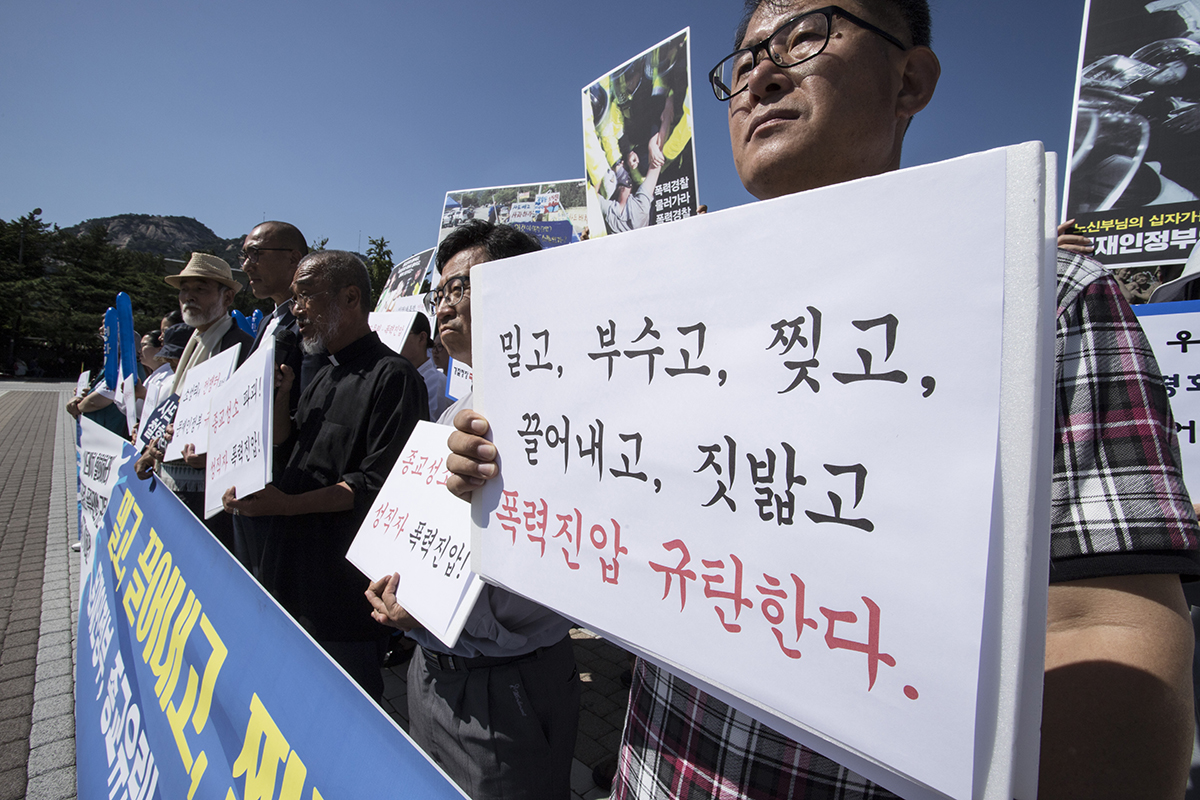  사드 임시배치 이후 종교계가 새정부에 격앙된 반응을 보이고 있다. 개신교계가 지난 14일 경찰청에서 기자회견을 연데 이어 5대 종단 종교인들이 15일 청와대에서 기자회견을 갖고 새정부를 성토했다. 