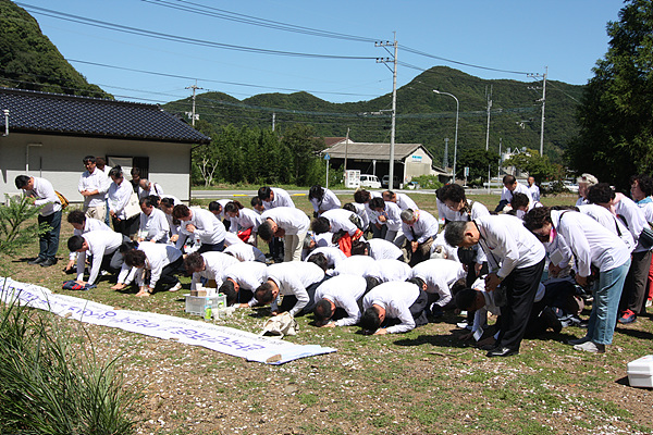  대마도 연수에 나선 한국민족종교협의회원들이 귀무덤 앞에서 위령제를 지내고 절하고 있다. 