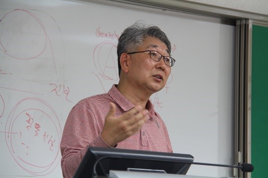  곽정수 한겨레 선임기자가 세명대 저널리즘스쿨에서 강의하고 있다. 
