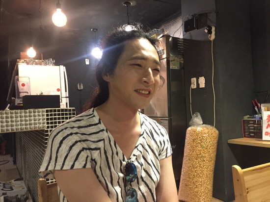 김기홍(35) 씨는 직접 겪었던 동성애 차별 경험과 혐오 발언을 들려주며 애써 웃었다.