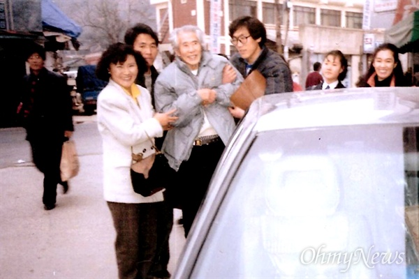 '재독 망명인' 조영삼(왼쪽 두번째, 뒤 사람)씨가 비정향장기수 이인모 선생(왼쪽 세번째)과 함께 1991년 무렵, 경남 김해 진영에 살다가 마산에 나들이 했을 때 부축하기도 했다.