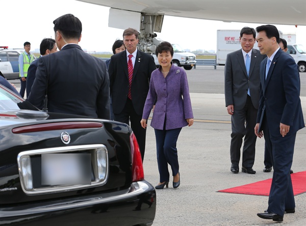  지난 2015년 9월 26일 제70차 유엔총회 참석차 미국을 방문한 당시 박근혜 대통령이 뉴욕 존 F. 케네디 국제공항에 도착, 차량으로 이동하고 있다.