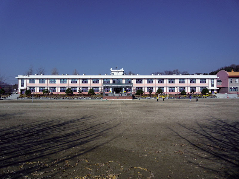 초등학교 건물 병영과 똑같이 막사와 연병장의 구조다.