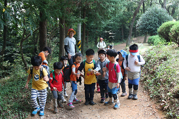  숲속 넓은 길에서는 달리기 좋아하는 아이들을 위해 달리기 경주도 시킨다. 