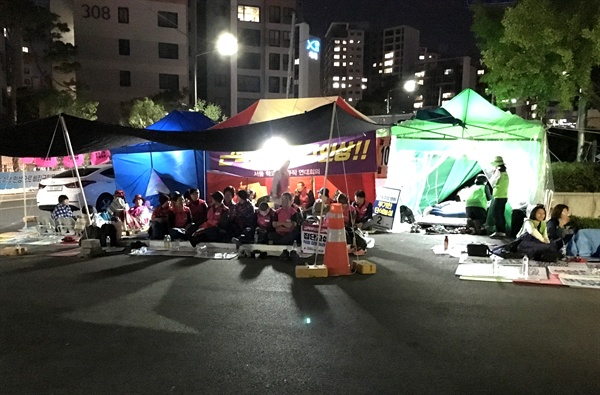 전국학교비정규직연대회의는 지난 9월 26일부터 서울시교육청 앞에서 '근속수당 인정' 등을 요구하며 단식농성을 벌이고 있다.