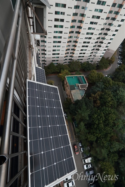 서울 동작구 신대방동 현대아파트에는 다른 아파트보다 훨씬 많은 태양광 패널이 가정에 설치되어 있다.