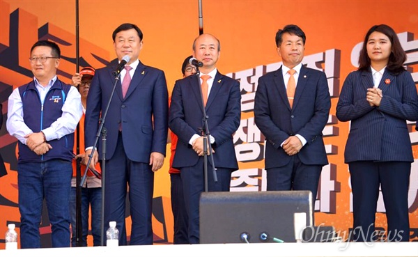  15일 오후 서울시청 광장에서 열린 창당 출범식에 참석한 김종훈 대표와 김창한 대표, 윤종오 국회의원 등이 단상에 서 있다.