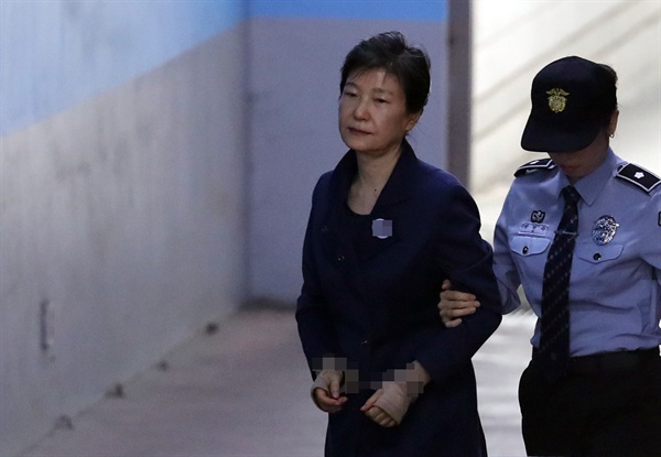  박근혜 전 대통령이 구속 연장 후 첫 공판에 출석하기 위해 16일 오전 서울중앙지법에 들어서고 있다. 