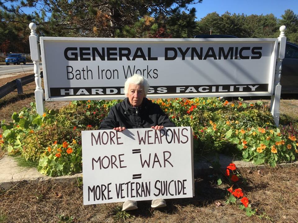 전함을 생산하는 배쓰철강조선공장 앞에서 미국의 저명한 평화운동가 리즈 맥캘리스터 씨가 전쟁 중단을 호소합니다.