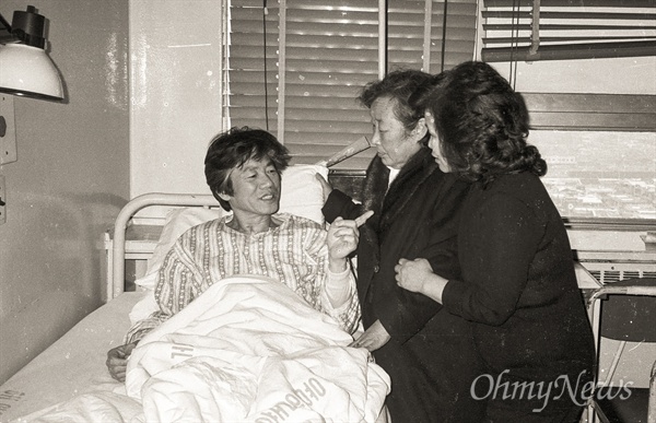 1987년 2월 투옥 중이던 백기완은 급속한 건강 악화로 한양대 병원으로 옮겨진다. 운동가이자 고 문익환 목사의 부인이었던 박용길 장로가 면회 온 모습.

