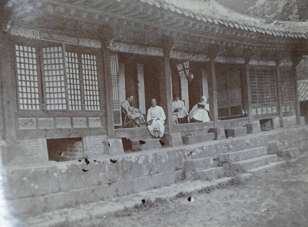 1910년대 북한산성 행궁의 모습  서울에서 피서를 온 성공회 신부들이 한가로이 독서를 즐기고 있다.
