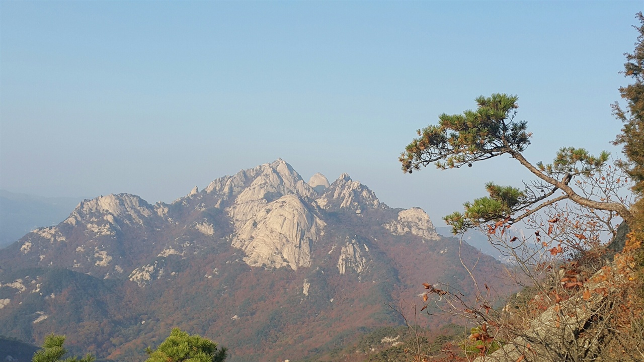 남장대지에서 본 북한산 연봉들 사진 중앙 뒤쪽 가장 높은 봉우리가 백운대이고 우측으로 인수봉과 만경대가 차례로 늘어서 있다. 백운대 아래쪽 봉우리는 노적봉이다.