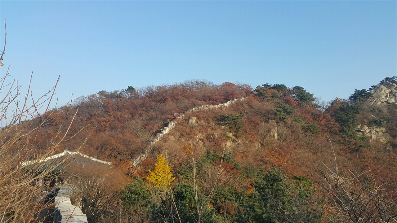 문수봉 방향에서 내려다본 대남문 화려하지는 않지만 아기자기한 단풍이 늦가을의 정취를 물씬 풍기고 있다.