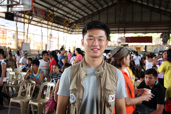  민다나오 섬 다바오시 고등학교에 다니는 현형찬(고3) 군 모습으로 영어와 필리핀어인 따갈로그 통역을 위해 봉사활동팀에 합류했다. 