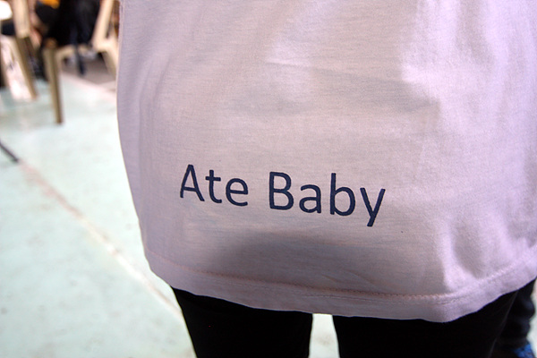  필리핀 현지인 자원봉사단 일행 중 한 명인 아주머니 등 뒤에  "Ate Baby"라는 글자가 적혀 있어 사진을 촬영하고 "아이 잡아먹었느냐?"고 물었다.