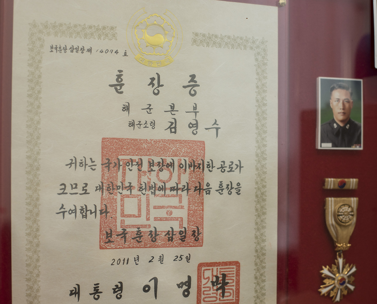  김영수 소장은 2009년 <PD수첩> 제보 이후 국군체육부대로 전출됐다. 그런데 김 소장은 그곳에서 훈장을 받았다. 
