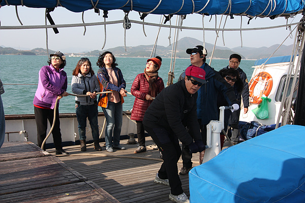  국내 유일범선인 코리아나호에 승선한 분들이 항해에 앞서 돛을  올리는 범장체험에 나섰다
