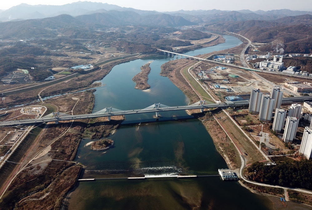  세종시 힌두리대교 부근에서 바라본 세종보에 물이 빠지면서 펄밭이 드러나고 있다.