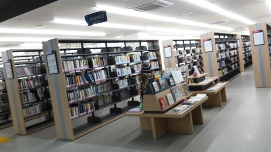 열람실 현재 도서 10만 권을 확보한 마포중앙도서관 열림실