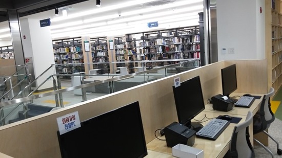 회원가입실 도서관에 회원가입을 하면 열람과 대여할 수 있다.
