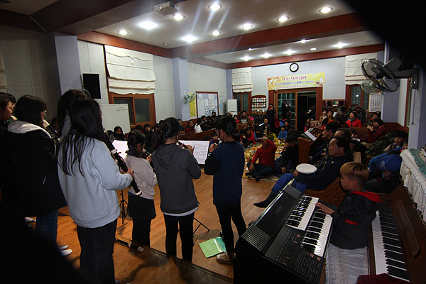  서고지교회에서 열린 여수소호초등학교 오케스트라 공연에는 서고지주민과 학생 100여명이 참석했다