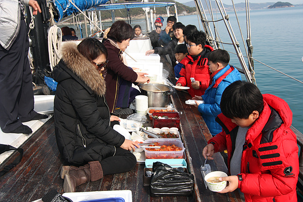  여수소호초등학교 학생들의 점심식사를  위해 갑판에서 배식하는 모습.