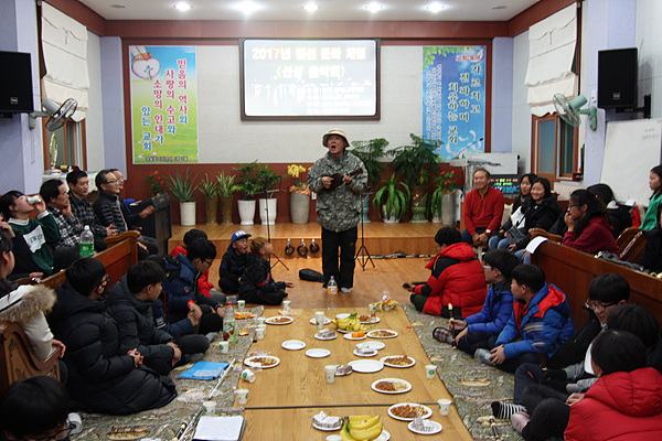  등산학교 교장을 역임했던 전두성씨가 우쿨렐레 연주를 하고 있다