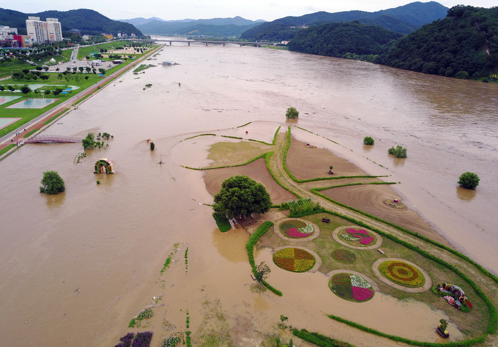 지난여름 홍수가 발생하면서 유네스코 공산성이 바라다보이는 둔치에 조성한 수변공원이 침수되고 있다. 